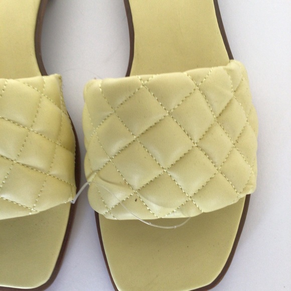 BCBGENERATION YELLOW SLIDE SANDALS  NWT SIZE 9 - Picture 5 of 13
